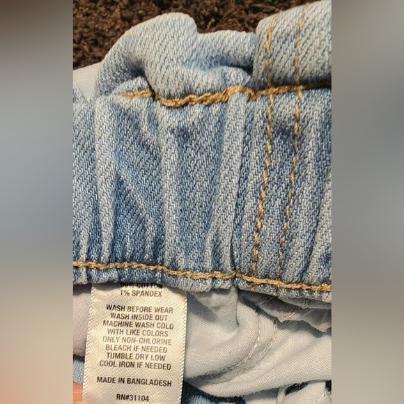 TRUE Craft Light Wash Some Distress Size 7 High Waisted Mom Jeans - Picture 4 of 12